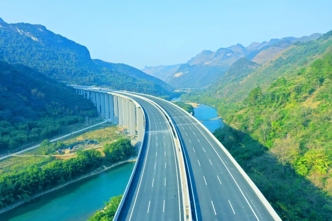 热烈祝贺我司参与咨询的广连高速三凤里互通以北段顺利通过交工验收